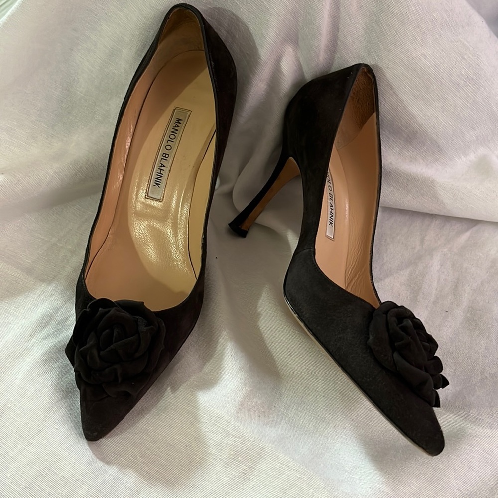 Manolo Blahnik Lisa Suede Flower 90mm Pumps Black